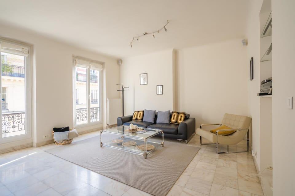 Day, Living room