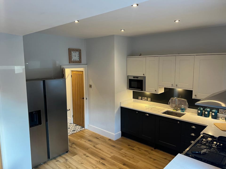 Kitchen or kitchenette, minibar, oven