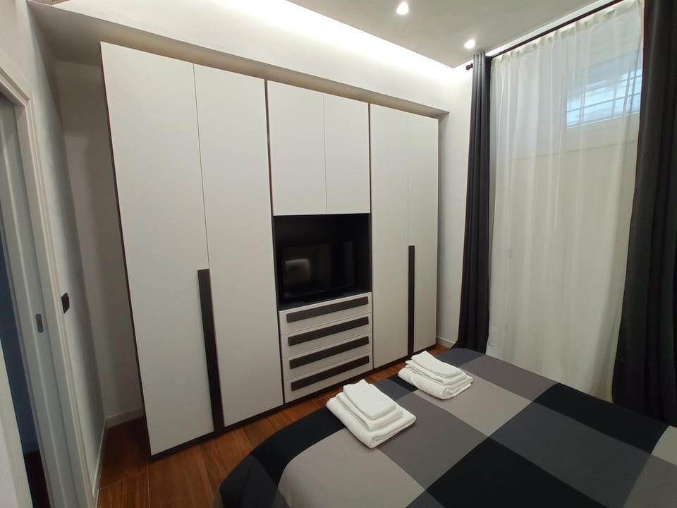 Bed, TV and multimedia, Bedroom