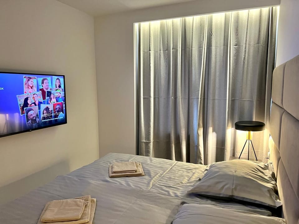 Bed, TV and multimedia, Photo of the whole room, Evening entertainment, Bedroom, towels