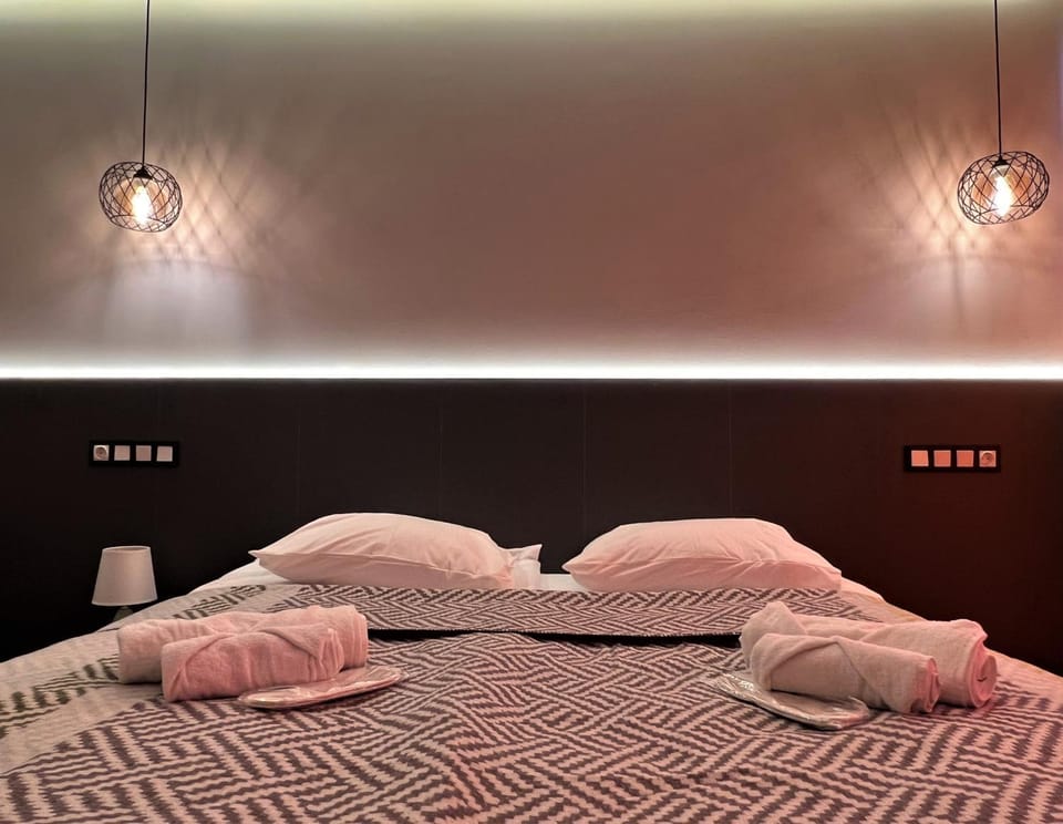 Bed, Night, Bedroom, towels