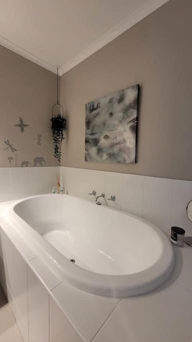 Quiet family retreat getaway - Wildlife Park, Sovereign Hill, Kryall Castle and city at your door - modern house, 8 guests, 4 bedrooms, 5 beds Apartment in Ballarat
