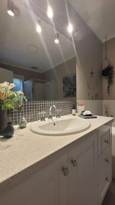 Quiet family retreat getaway - Wildlife Park, Sovereign Hill, Kryall Castle and city at your door - modern house, 8 guests, 4 bedrooms, 5 beds Apartment in Ballarat
