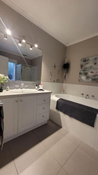 Quiet family retreat getaway - Wildlife Park, Sovereign Hill, Kryall Castle and city at your door - modern house, 8 guests, 4 bedrooms, 5 beds Apartment in Ballarat