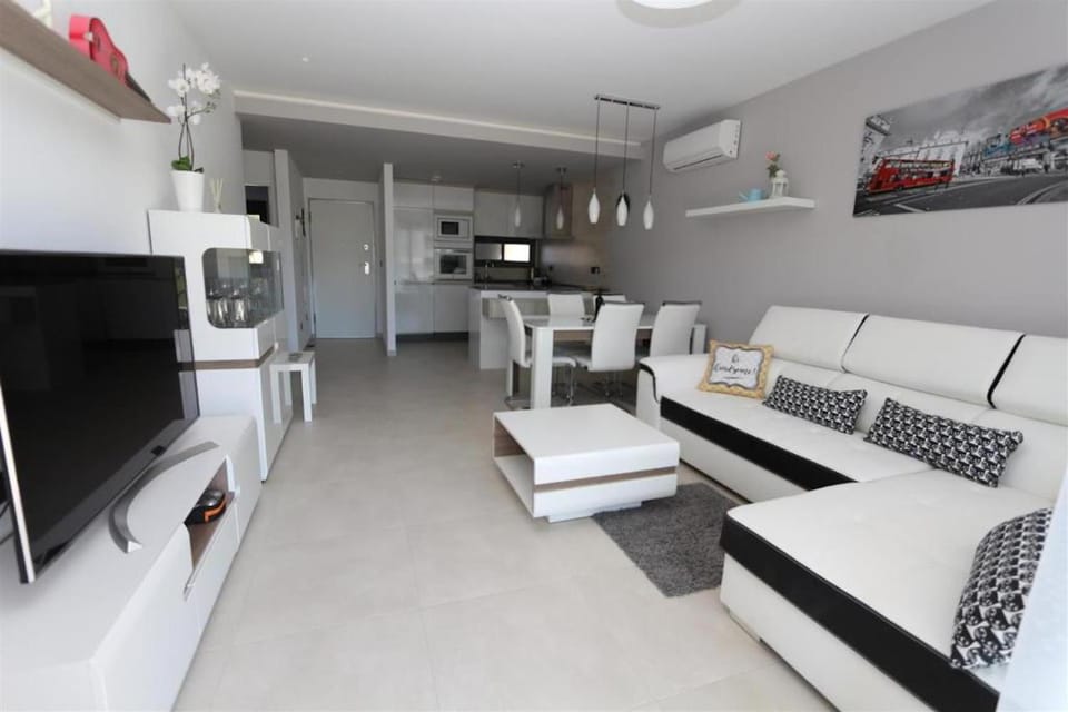 Communal lounge/ TV room, TV and multimedia, Kitchen or kitchenette, Living room, Seating area, Dining area, Evening entertainment, stove, air conditioner