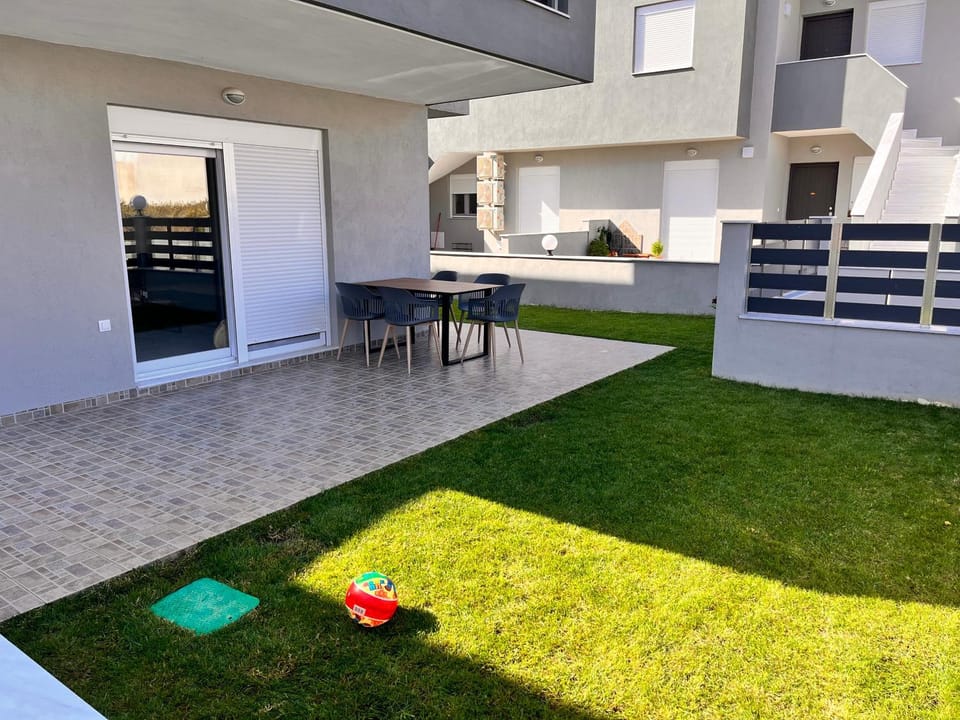 Property building, Garden, Garden, Balcony/Terrace, Balcony/Terrace, Dining area, Garden view