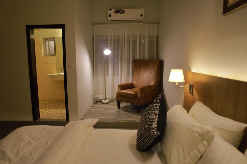 Bed, Living room, Photo of the whole room, Seating area, Bedroom