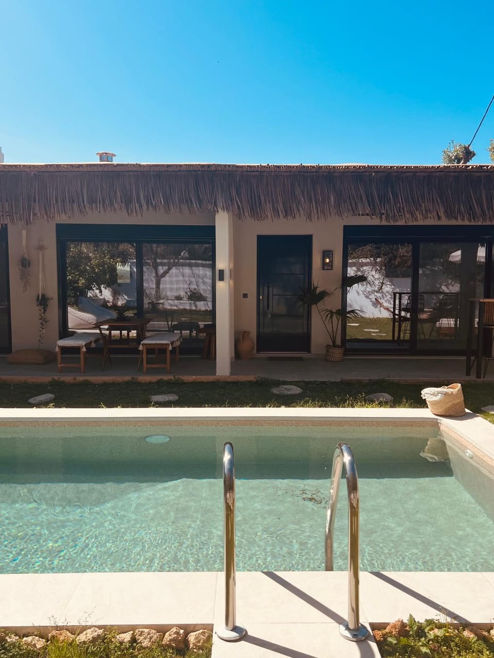 Property building, Patio, Day, Natural landscape, Garden, Balcony/Terrace, Spa and wellness centre/facilities, Pool view, Swimming pool, sunbed