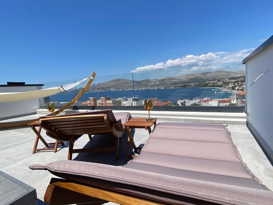 Penthouse Oceanview Apartment in Okrug Gornji