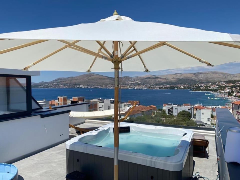Penthouse Oceanview Apartment in Okrug Gornji