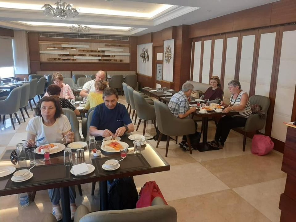 Restaurant/places to eat, People, Seating area, Food, Guests, group of guests, Family