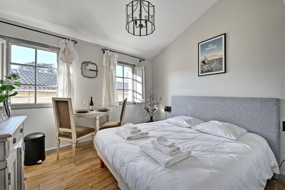 Bed, Photo of the whole room, Seating area, Bedroom, towels