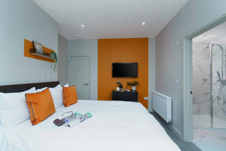 Bed, TV and multimedia, Photo of the whole room, Bedroom
