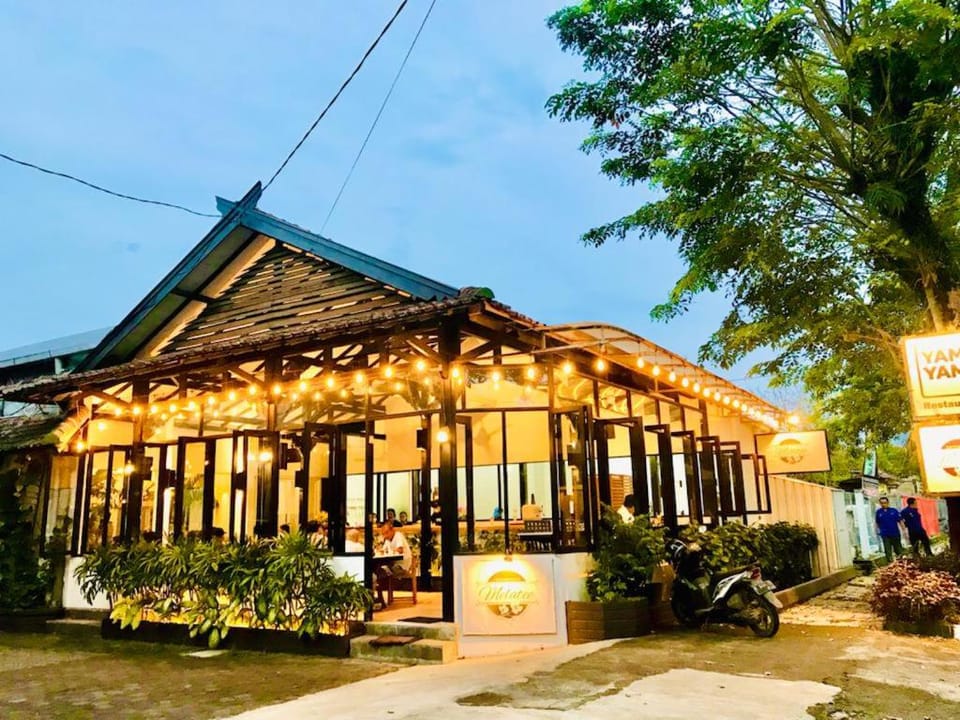 Property building, Restaurant/places to eat