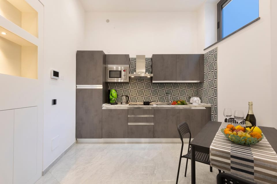 Kitchen or kitchenette, Dining area, minibar, stove, toaster