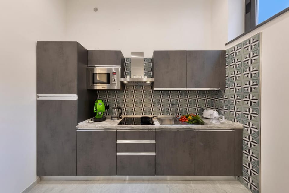Coffee/tea facilities, Kitchen or kitchenette, minibar, stove