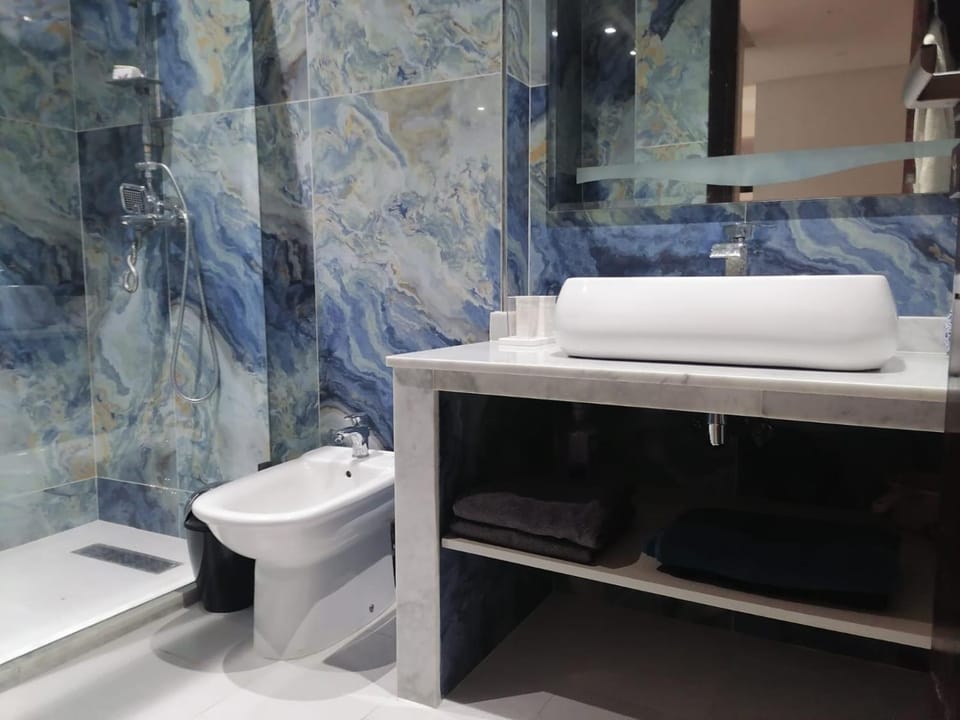 Shower, Toilet, Bathroom, bidet, towels