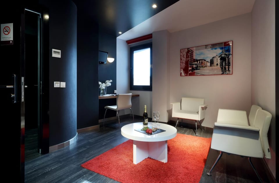 Living room, Decorative detail, Bedroom, Drinks, Alcoholic drinks, Non alcoholic drinks