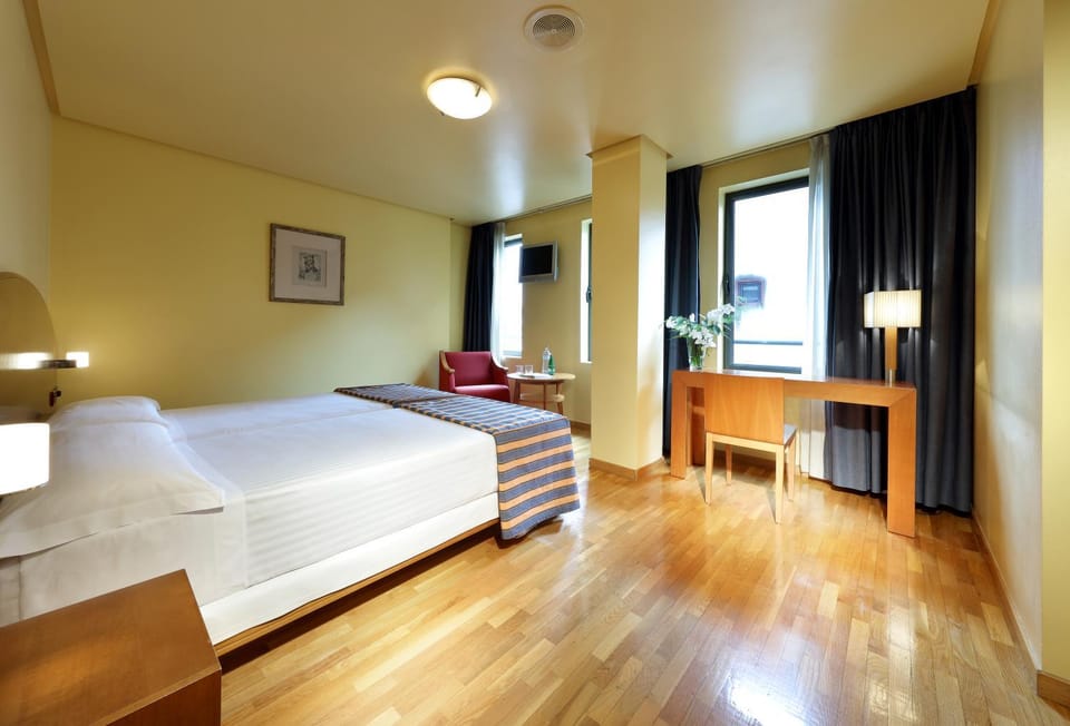 Bed, Photo of the whole room, Seating area, Bedroom