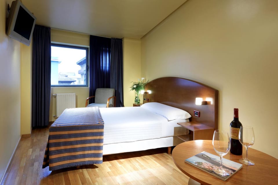 Bed, Photo of the whole room, Decorative detail, Bedroom, Alcoholic drinks