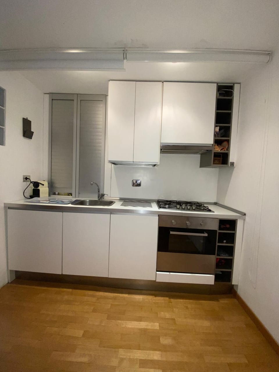 Kitchen or kitchenette, dishwasher, stove