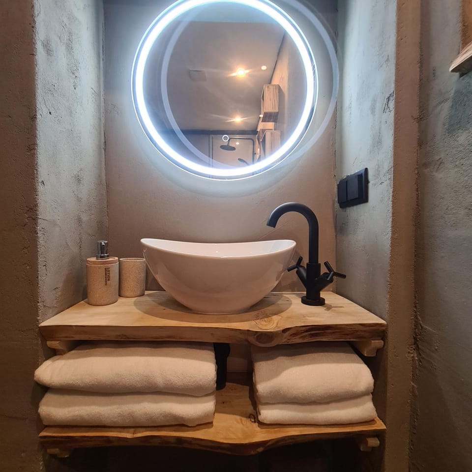 Bathroom, towels