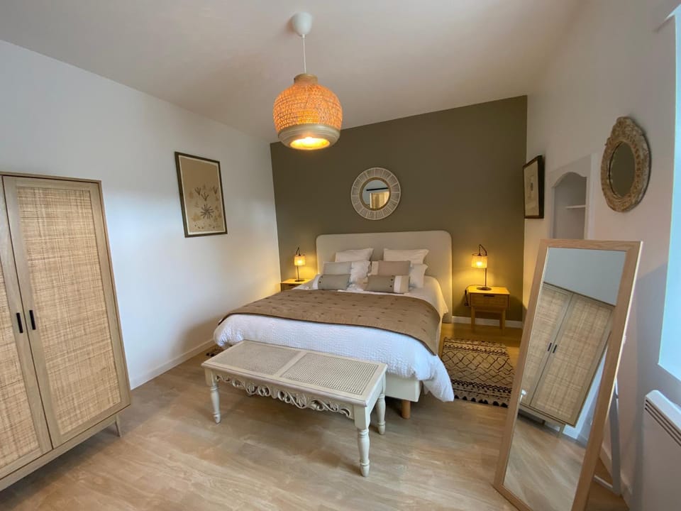 Bed, Photo of the whole room, Bedroom