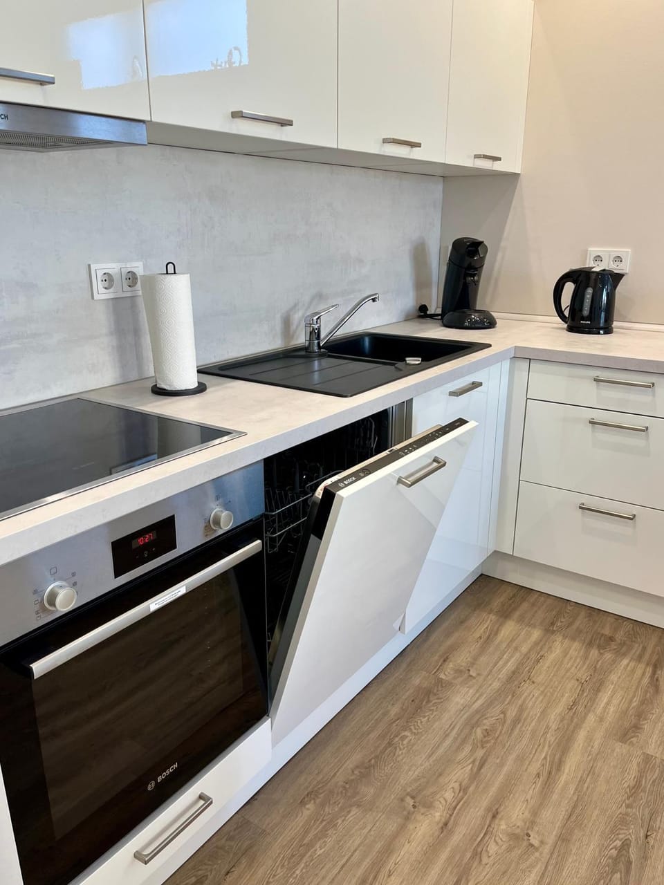 Kitchen or kitchenette, dishwasher, stove