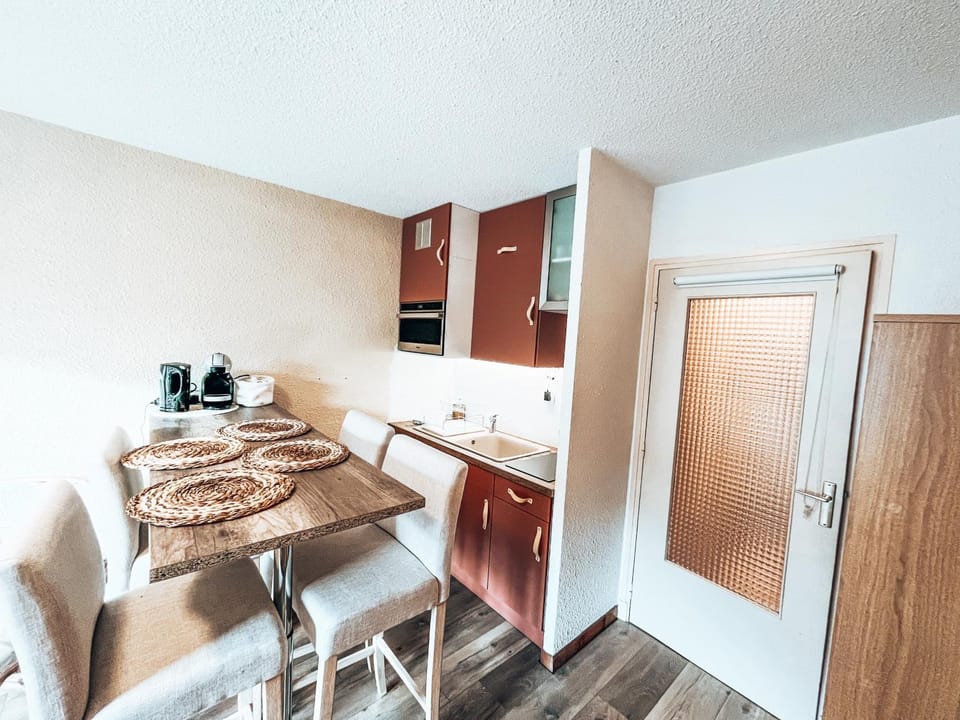 Dining area, minibar, pet friendly, stove, kitchen