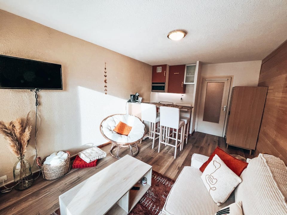 TV and multimedia, Kitchen or kitchenette, Living room, Dining area, minibar, pet friendly, stove, wardrobe
