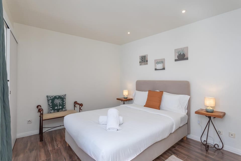 Photo of the whole room, Bedroom, towels
