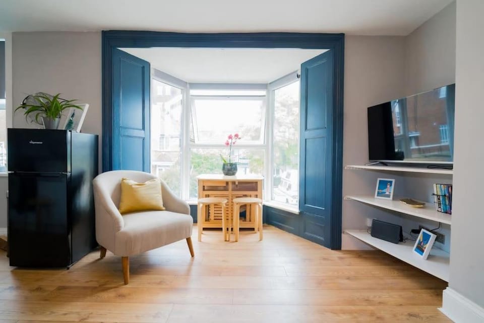 Communal lounge/ TV room, TV and multimedia, Living room, Dining area, Evening entertainment, hair dresser