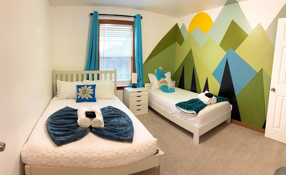 Bed, Photo of the whole room, Bedroom, towels