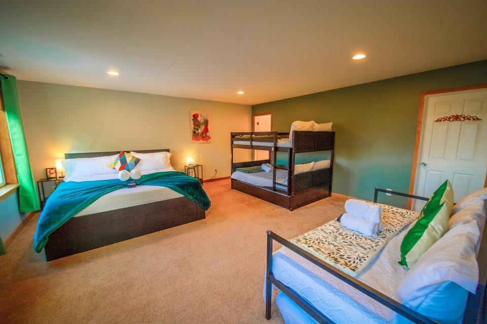 Bed, Photo of the whole room, Bedroom, bunk bed, towels