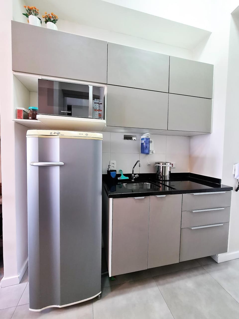Kitchen or kitchenette, minibar