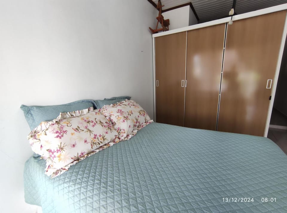 Photo of the whole room, Bedroom, wardrobe