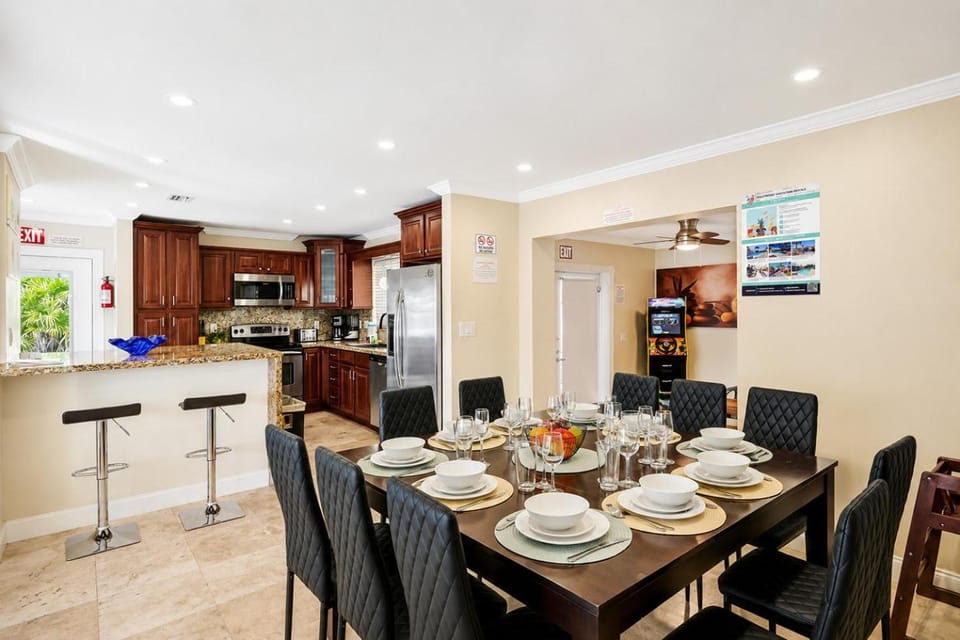 Kitchen or kitchenette, Dining area