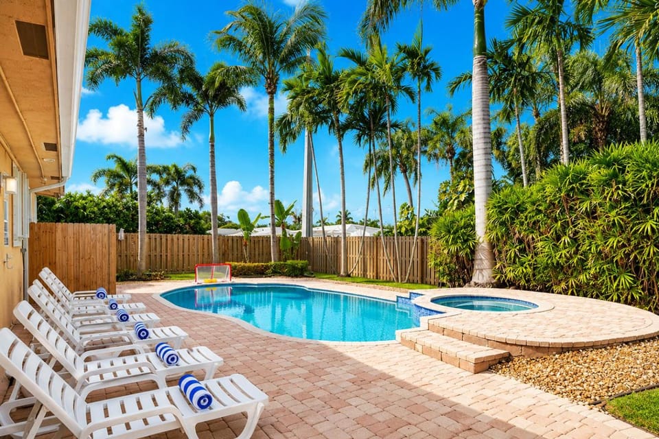 Patio, Garden view, Pool view, Swimming pool, sunbed