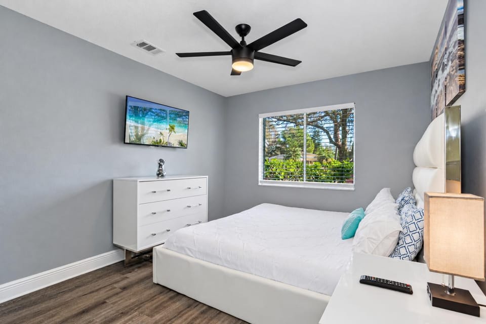 FREE Heated Pool, Sleeps 10, Pinellas Pk 25 Min to Gulf Beaches House in Pinellas Park