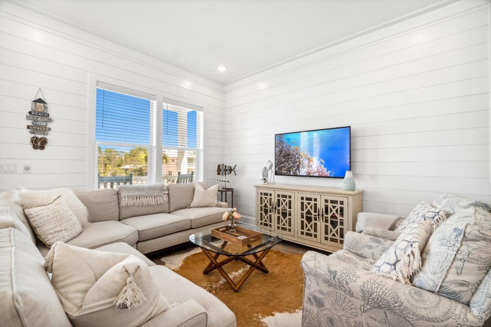 TV and multimedia, Living room, Decorative detail, Seating area, locker, air conditioner