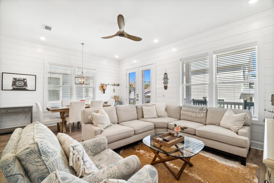 Living room, Decorative detail, Seating area, Dining area, fireplace, locker, air conditioner