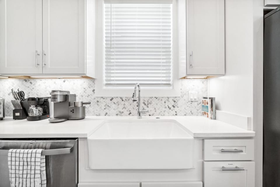Coffee/tea facilities, Decorative detail, dishwasher, kitchen