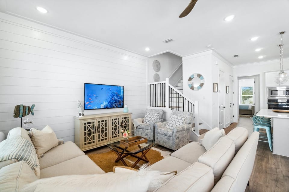 TV and multimedia, Living room, Decorative detail, Seating area, Dining area, fireplace, locker, kitchen, air conditioner