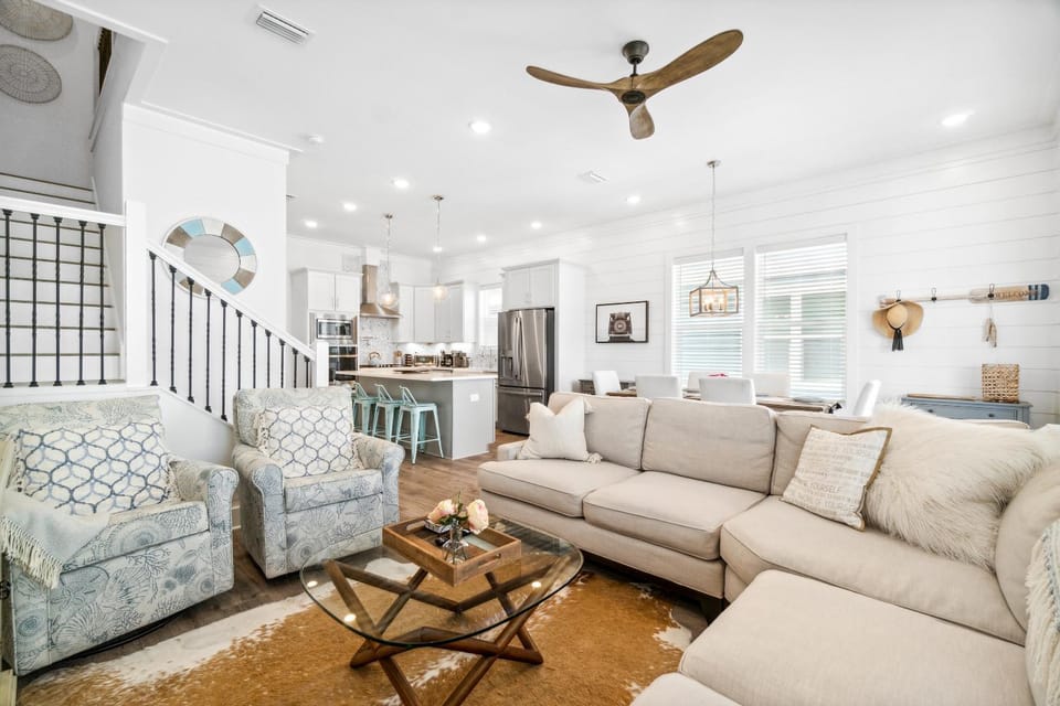 Living room, Decorative detail, Seating area, Dining area, fireplace, locker, kitchen, air conditioner