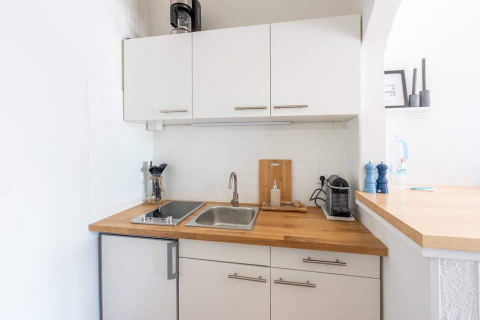 Coffee/tea facilities, Kitchen or kitchenette, stove
