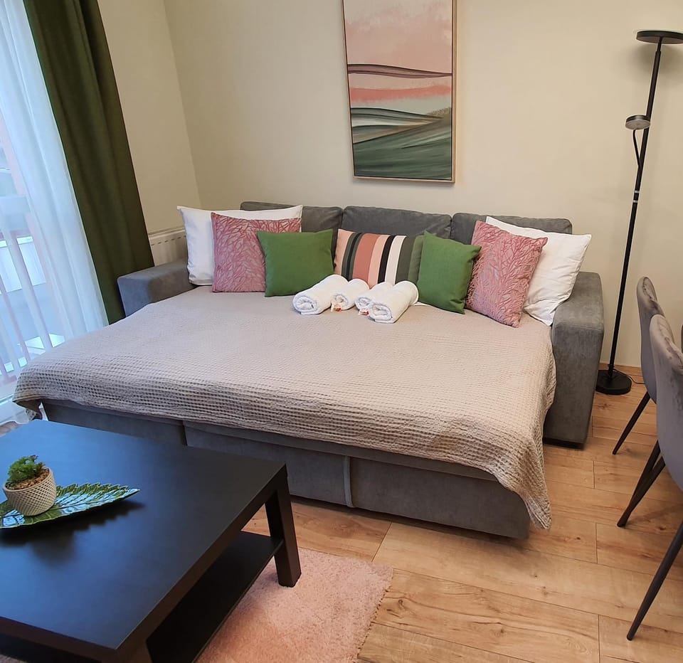 Bed, Decorative detail, internet, towels
