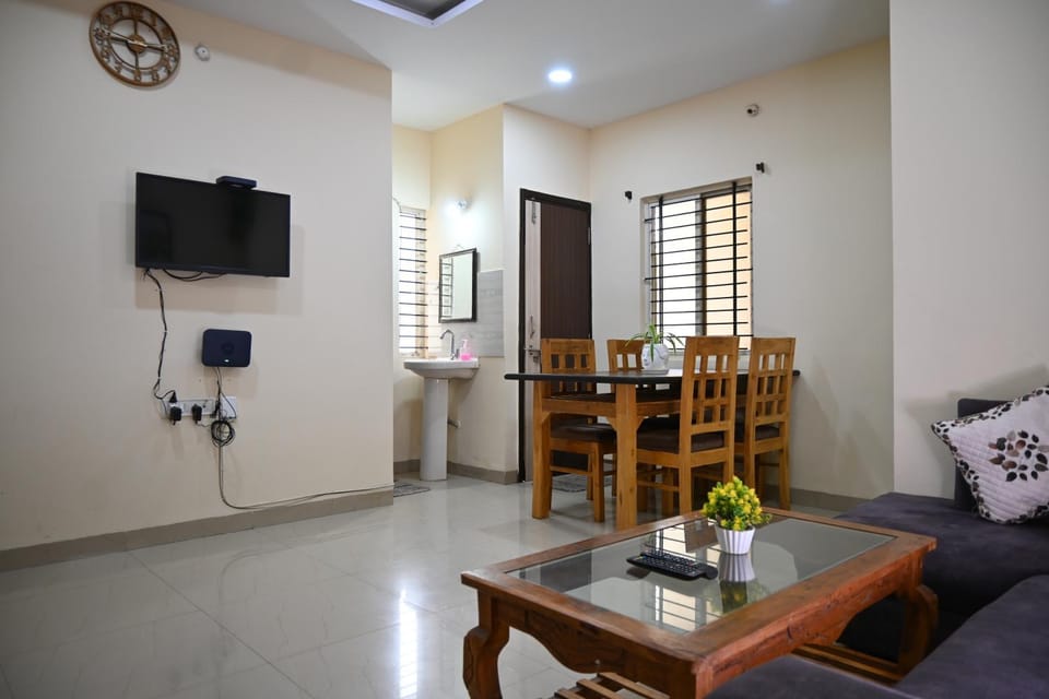 Communal lounge/ TV room, TV and multimedia, Living room, Seating area, Dining area, Evening entertainment