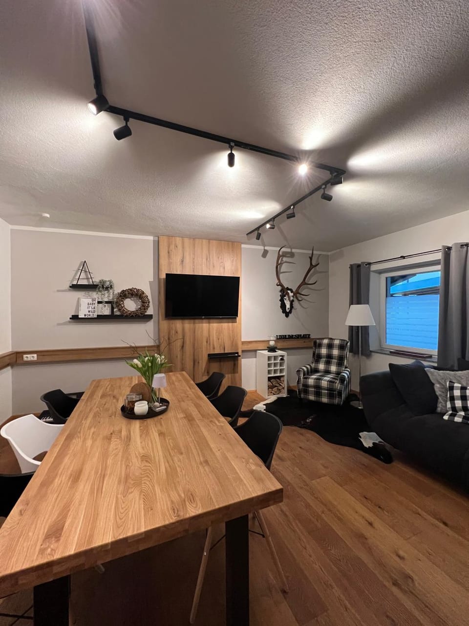 Communal lounge/ TV room, TV and multimedia, Living room, Seating area, Dining area, Evening entertainment