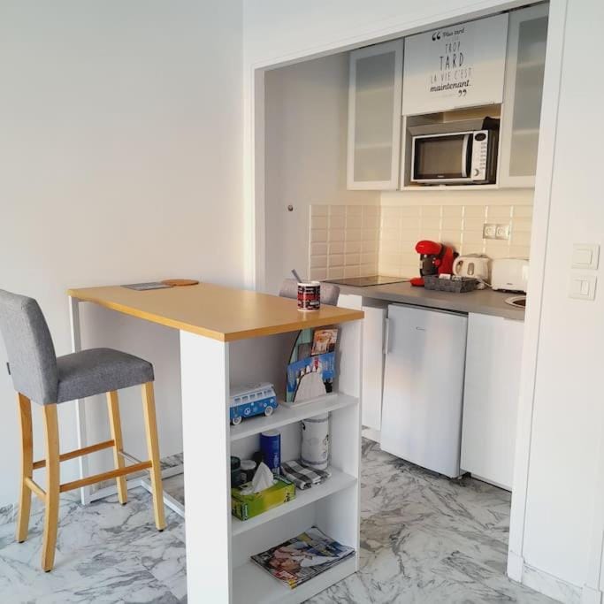 Kitchen or kitchenette, minibar