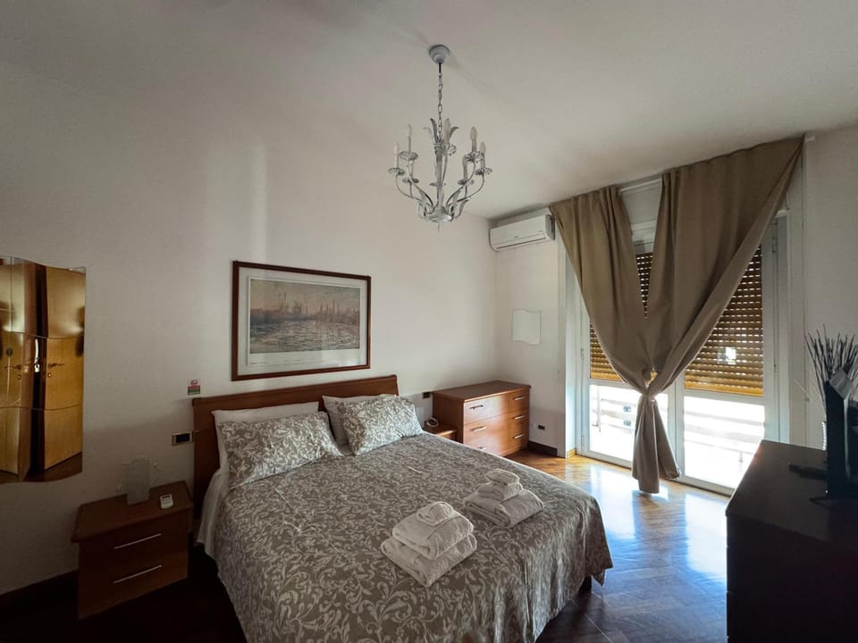 Bed, Photo of the whole room, Bedroom, locker, locker, towels, towels, wardrobe, wedding, wedding